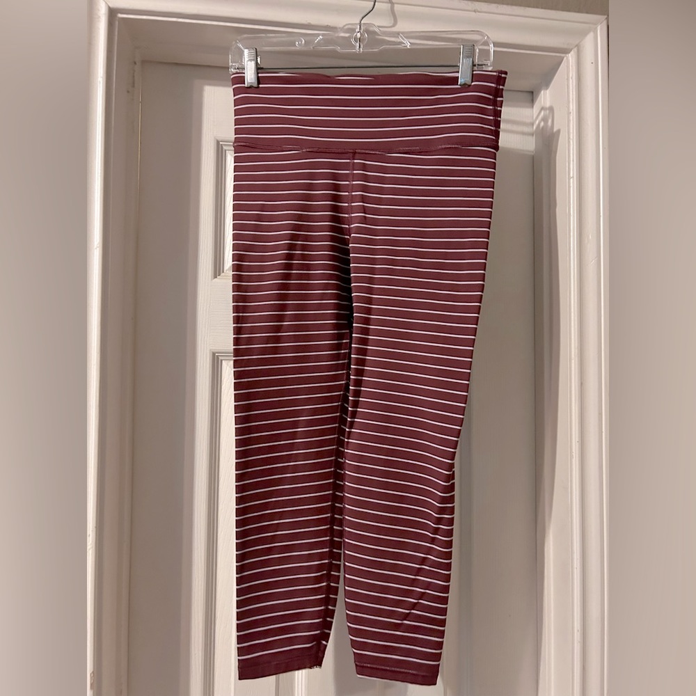 Gapfit blackout leggings. 7/8 length. Good used condition. Maroon/crimson